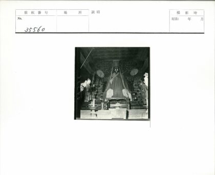 神社雕像与守护者历史照片.jpg