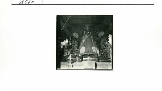 神社雕像与守护者历史照片.jpg