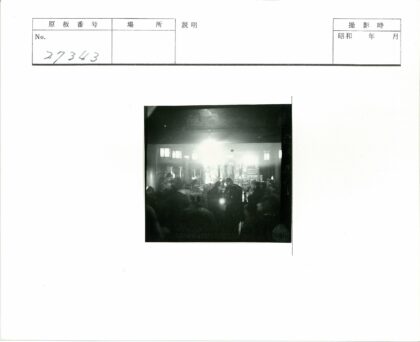 神秘仪式昏暗房间人群聚集.jpg