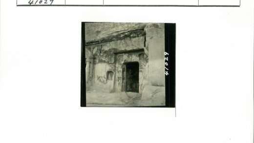 神秘古石建筑入口雕刻.jpg