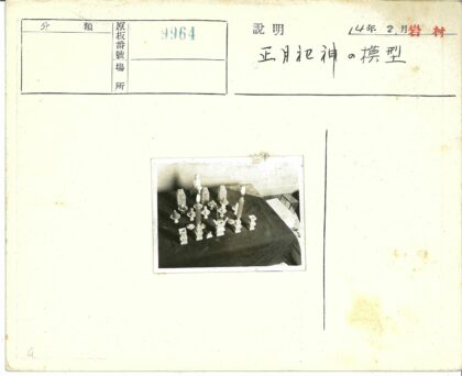 神秘复古桌面雕像与烛光布置.jpg