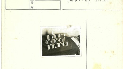 神秘复古桌面雕像与烛光布置.jpg
