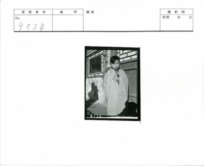 神秘斗篷孩子与格子窗.jpg