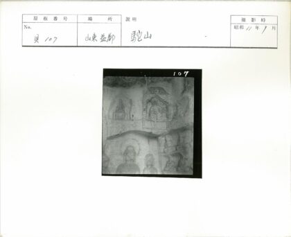 神秘洞穴石雕坐像探秘.jpg