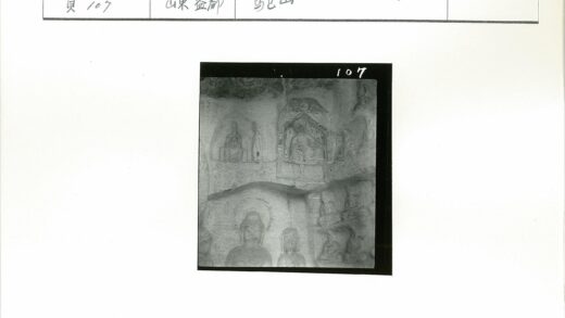 神秘洞穴石雕坐像探秘.jpg