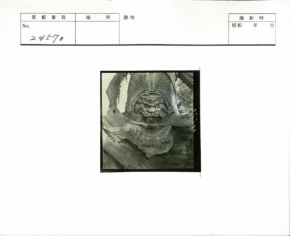 神秘生物石雕与古建筑遗迹.jpg