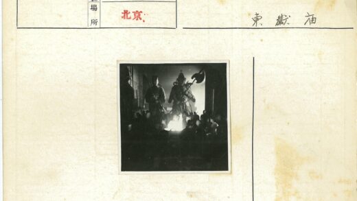 神秘雕像前的人群聚集.jpg