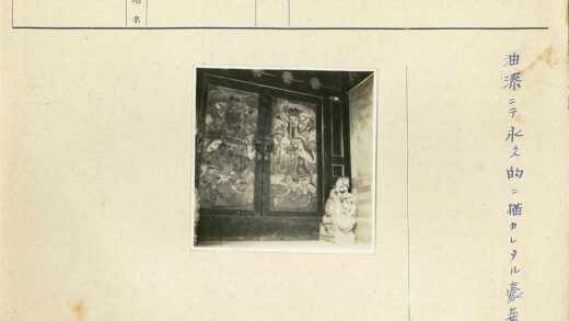 神话彩绘门与石狮子雕像.jpg