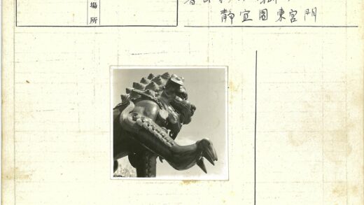 神话狮子雕像特写蓝天背景.jpg