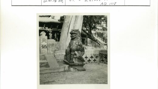 神话生物雕塑与庭院大树.jpg