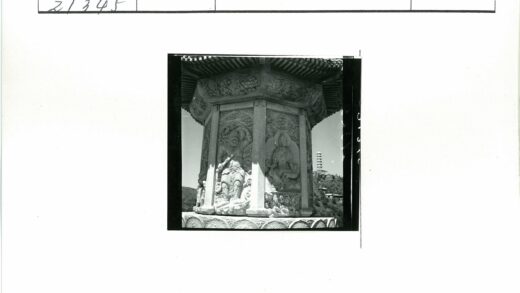 神话雕刻石柱与远山宝塔.jpg