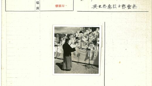 祭坛前持纸人山景.jpg