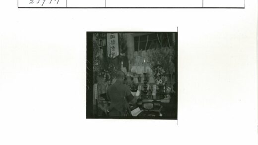 祭坛前站立的人.jpg