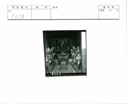 祭坛前雕像群与香炉供品.jpg