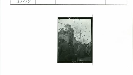 秋日石筑入口人群聚集.jpg