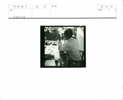 科学家专注研究实验样本.jpg