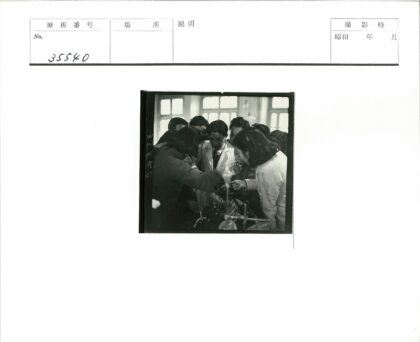 科学家团队实验室研究讨论.jpg