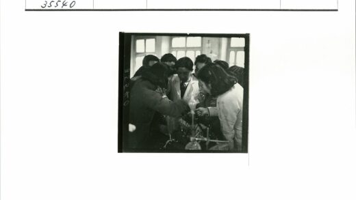 科学家团队实验室研究讨论.jpg