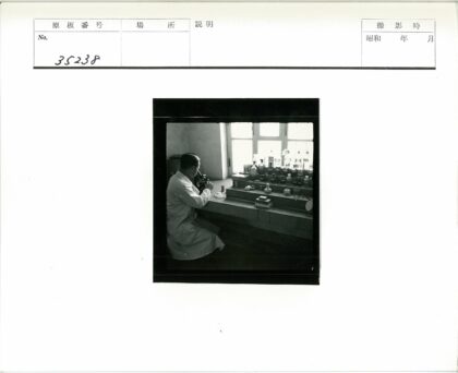 科学家在实验室使用显微镜.jpg