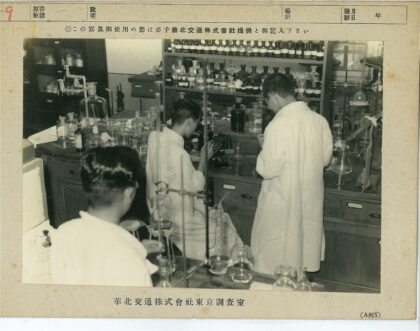 科学家在实验室进行化学实验.jpg