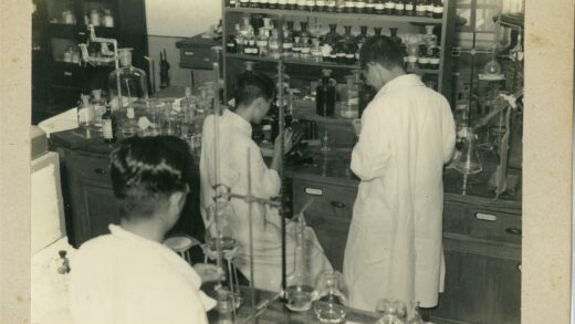 科学家在实验室进行化学实验.jpg