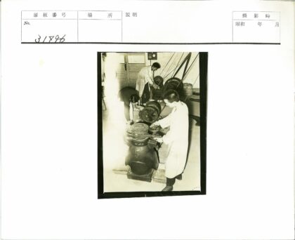 科学家实验室操作仪器.jpg