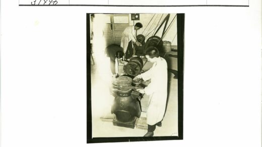 科学家实验室操作仪器.jpg
