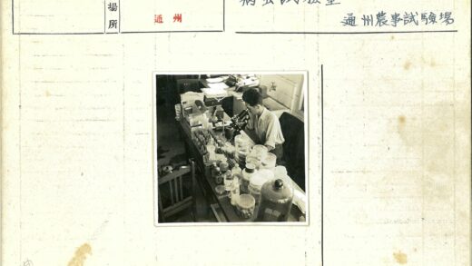 科学家实验室显微镜检查样品.jpg