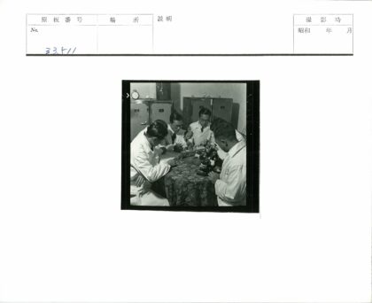 科学家实验室显微镜研究.jpg
