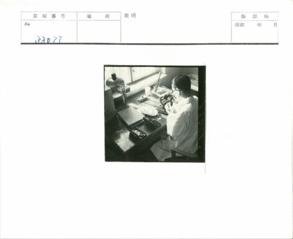 科学家实验室显微镜研究场景.jpg