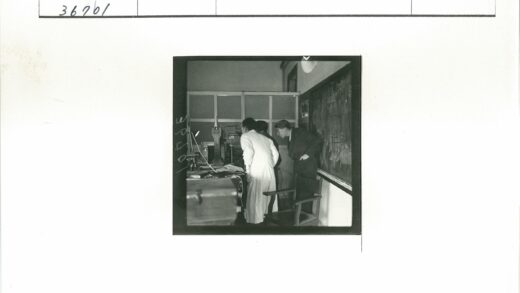 科学家实验室讨论场景.jpg
