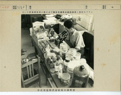 科学家显微镜下的实验室研究.jpg