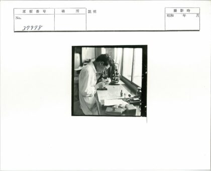 科学家显微镜下研究实验样品.jpg
