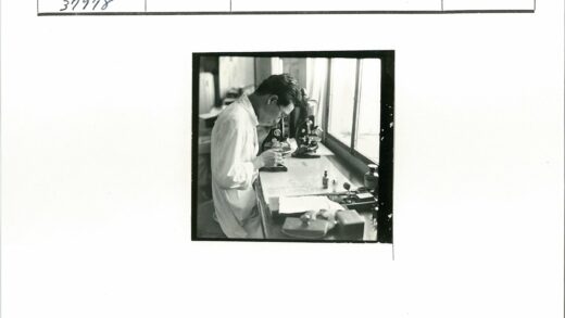 科学家显微镜下研究实验样品.jpg