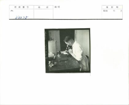 科学家显微镜下研究实验样本.jpg