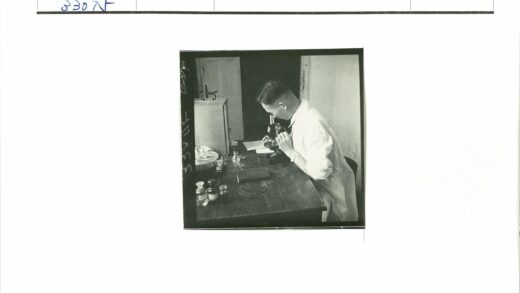 科学家显微镜下研究实验样本.jpg