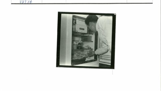 科学家检查实验室冰箱物品.jpg