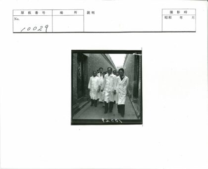 科学家穿行砖砌小巷.jpg