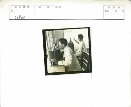 科学家调整实验室气瓶设备.jpg