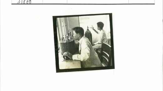 科学家调整实验室气瓶设备.jpg