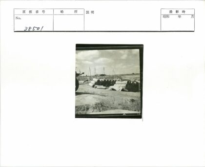 空地上的卷地毯与三脚架.jpg