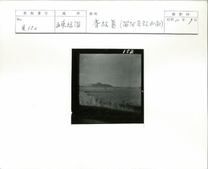 空地黄土丘与电线建筑群.jpg