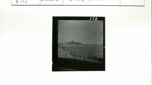 空地黄土丘与电线建筑群.jpg