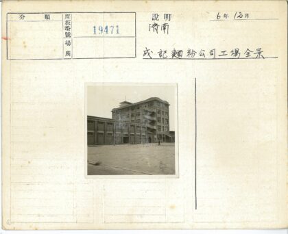 空旷地带的多层砖楼行人.jpg