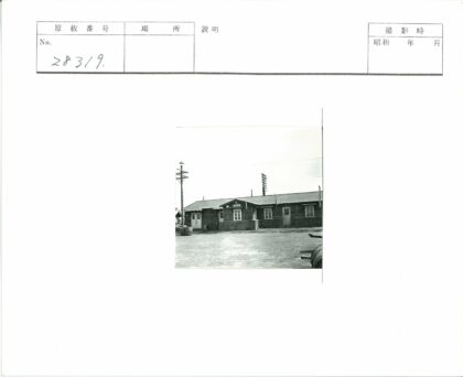 空旷建筑与电线杆黑白影像.jpg
