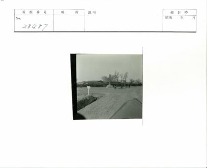 空旷纪念碑土路行人冬日景.jpg