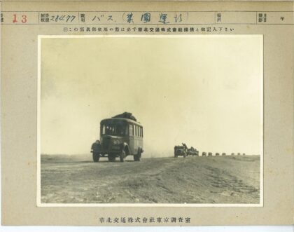 空旷道路上的尘土飞扬车队.jpg