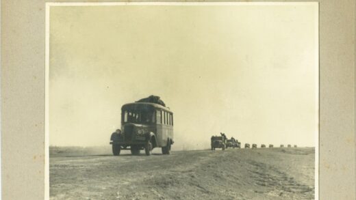 空旷道路上的尘土飞扬车队.jpg
