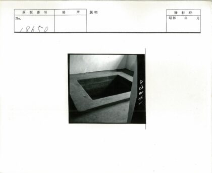 空混凝土方坑室内黑白照.jpg