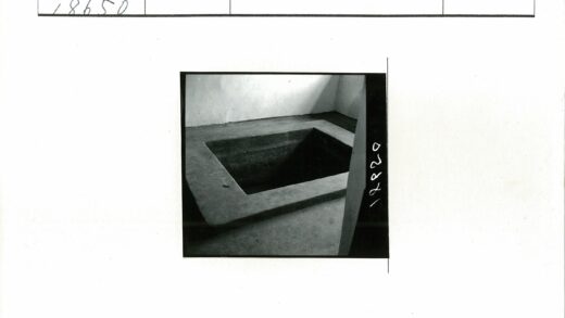 空混凝土方坑室内黑白照.jpg